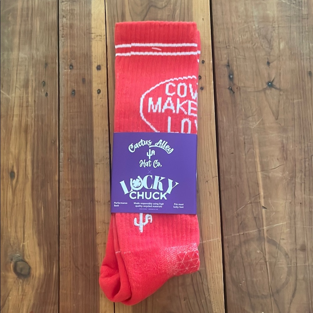 NWT - Lucky Chuck CACTUS ALLEY HAT CO.
Novelty Western Lifestyle Boot Socks